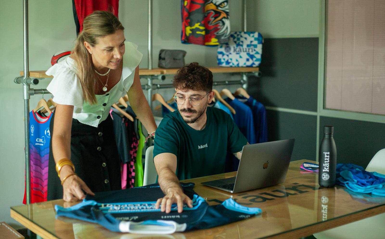 Equipo de más de 25 profesionales de DRESSCO — expertos en vestuario laboral, diseño y personalización textil